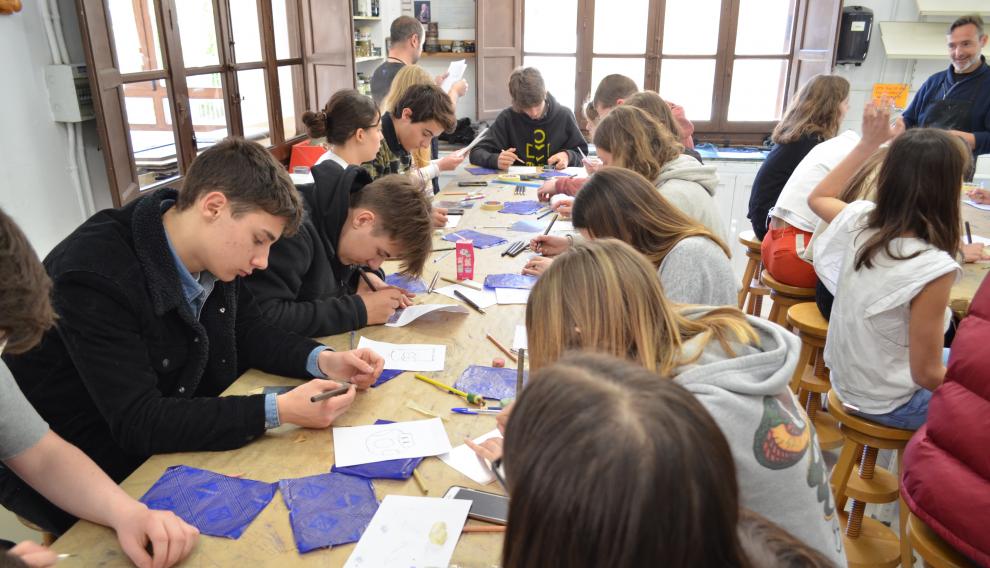 En pleno proceso, muy concentrados, trabajando sobre las planchas en el Taller de Grabado de Fuendetodos