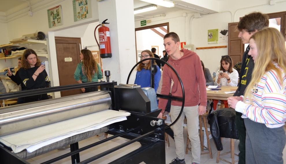 En el Taller de Grabado, manejando la prensa