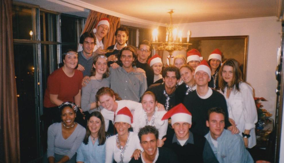 El grupo de estudiantes, junto a más jóvenes, en la Navidad de 1999.