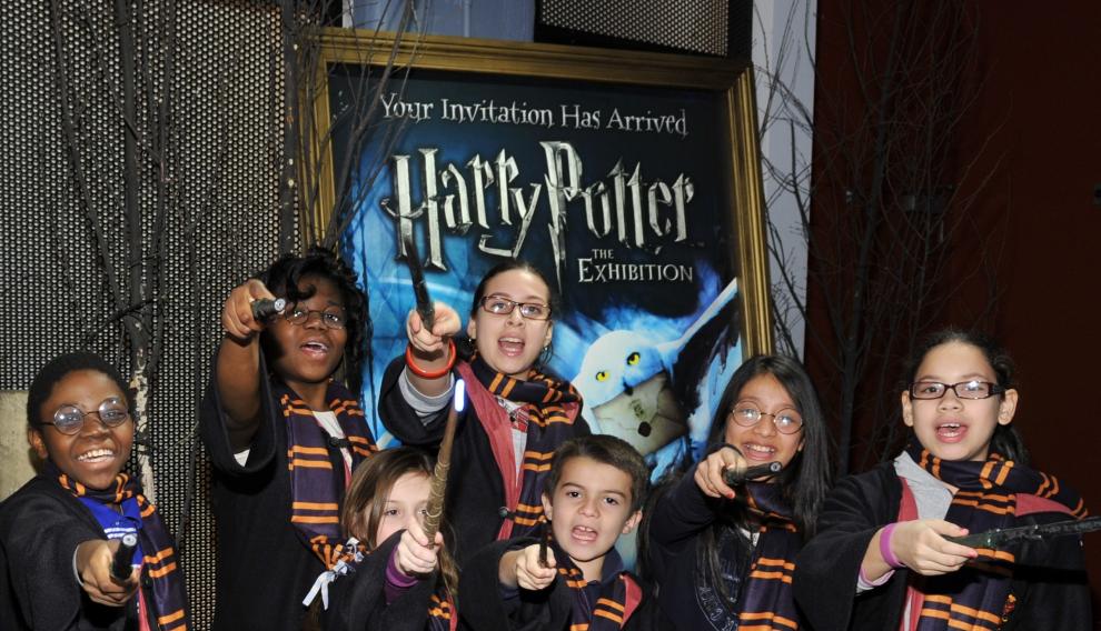 Visitantes de una exposición dedicada a Harry Potter