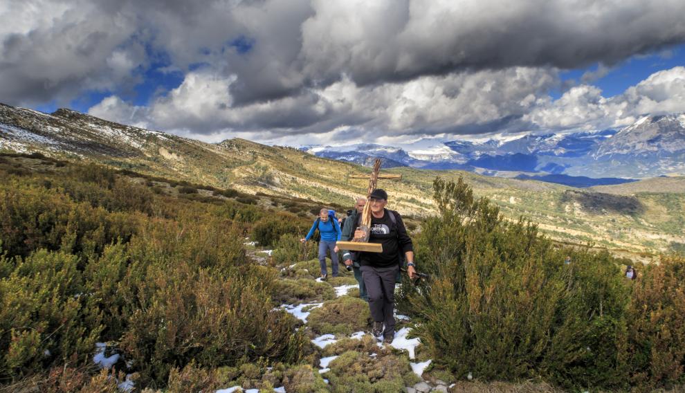 Un grupo de vecinos de Boltaña y alrededores en la cruz devuelta a la montaña de Nabaín.