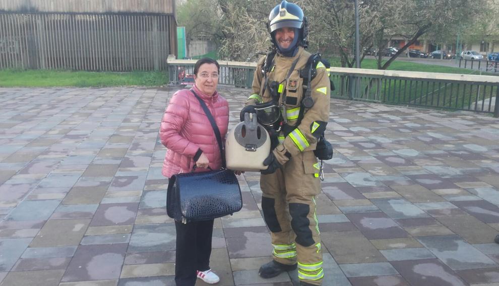 Manuela, junto a un bombero, tras el rescate de un animal atrapado en una vivienda a causa de un incendio.