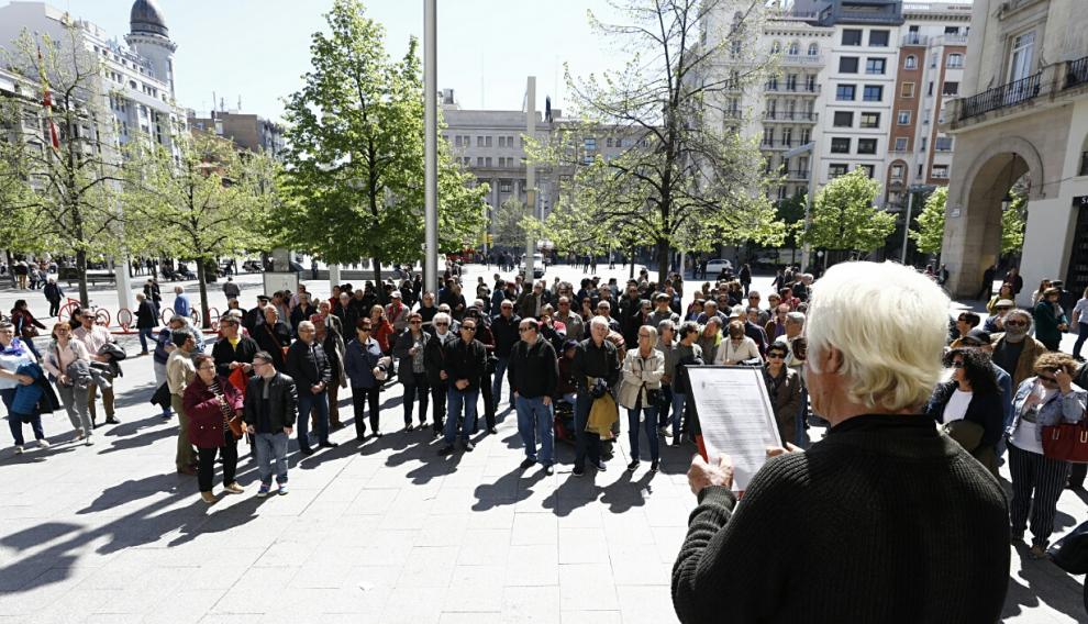 Los participantes de la manifestación convocada por la Plataforma de Pensionistas de Aragón escuchan la lectura del manifiesto en la plaza del Pilar