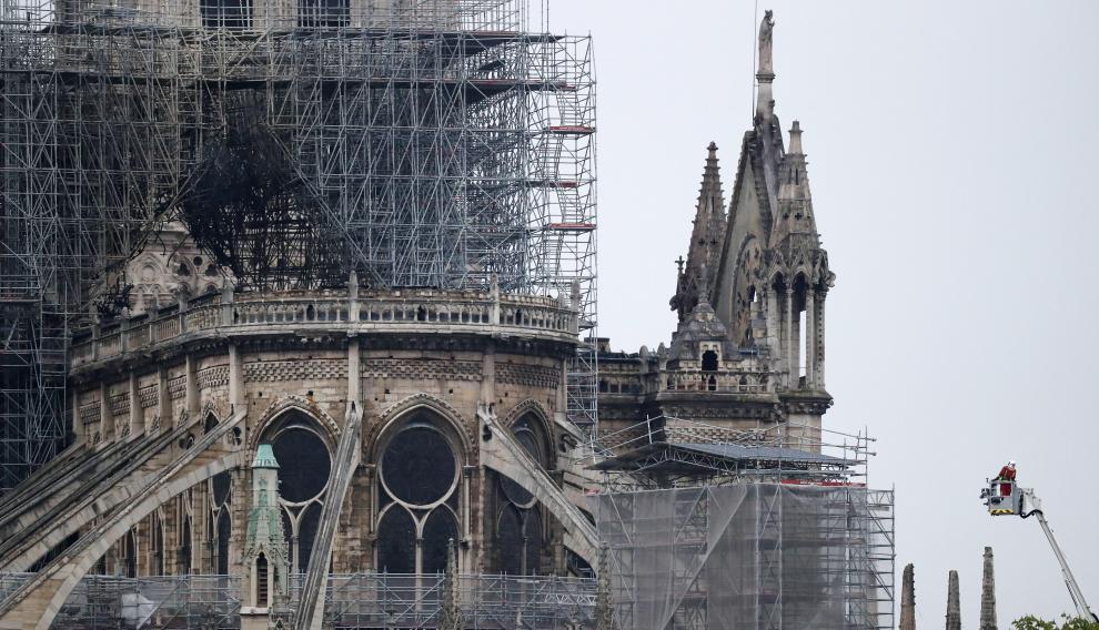 Exterior de la catedral de Notre Dame tras haberse controlado el incendio.