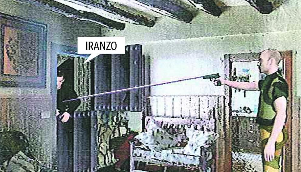 Según las predicciones de la Guardia Civil, José Luis Iranzo recibe el primer disparo "al ir a entrar en el interior de la vivienda".