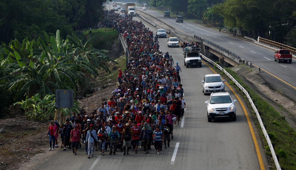 Inmigrantes de centro américa caminan durante su viaje a Estados Unidos, en Villa Comaltitlan, México.