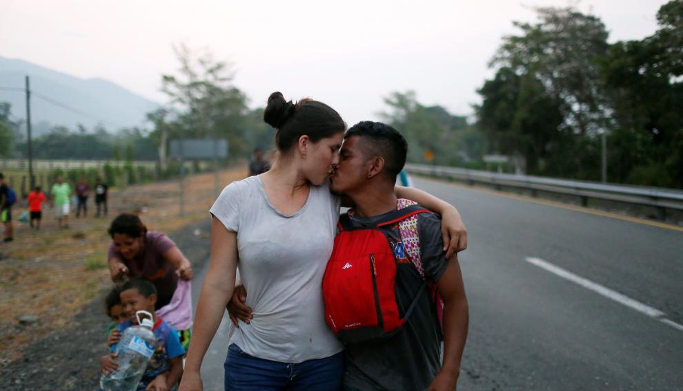 Una pareja de Honduras se besa durante la caravana de migrantes.