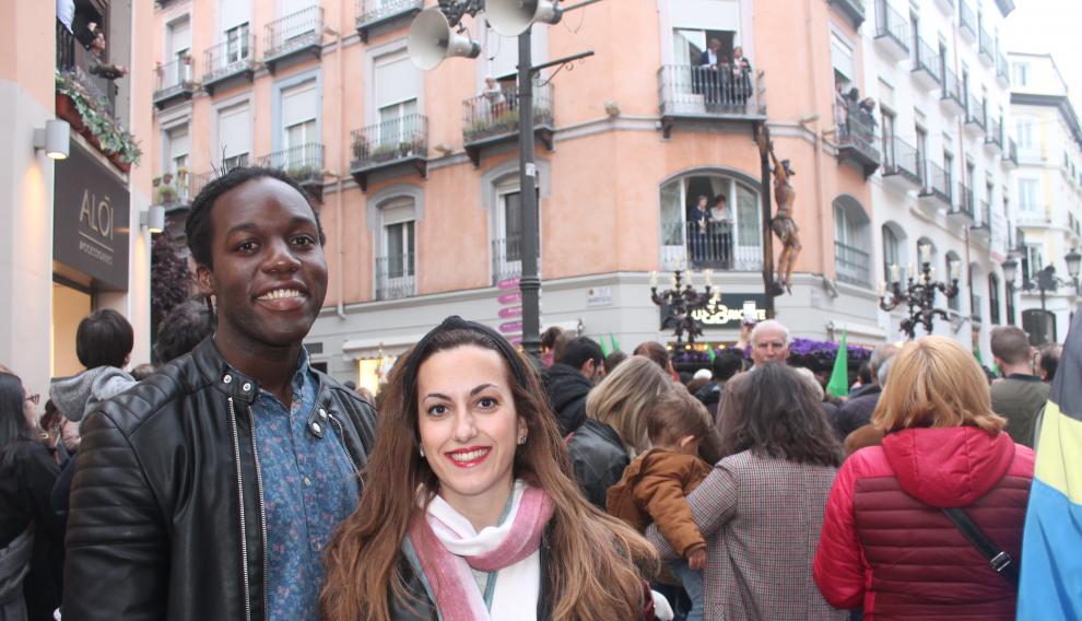 Mar Cuartero, de 27 años, junto a su pareja, viendo la procesión más multitudinaria de la Semana Santa zaragozana en la calle de Alfonso de la capital aragonesa.