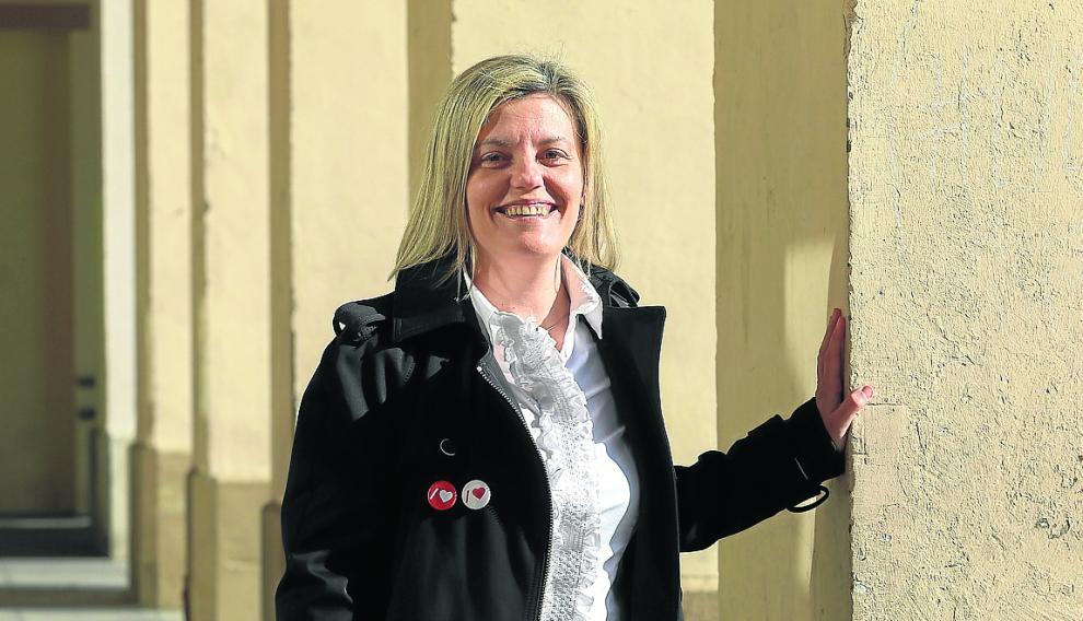 La número uno al Congreso del PSOE por Huesca, en los porches de la plaza López Allué.