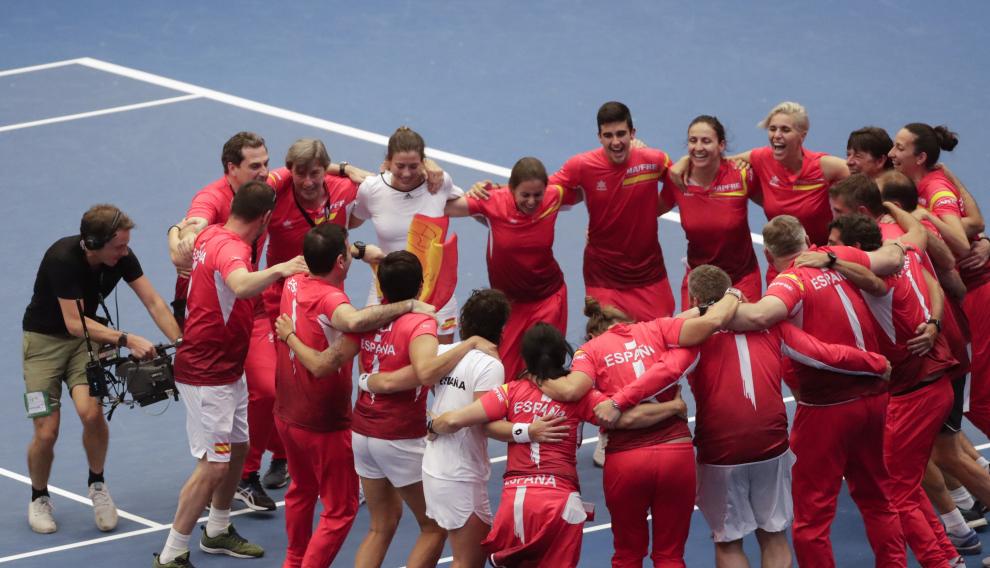 El equipo español celebra su victoria.