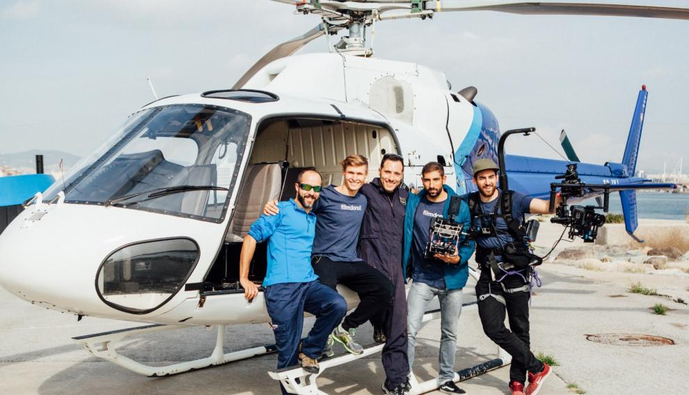 Lucas Sáez con su equipo de Pyrene Media, productora audiovisual del Pirineo