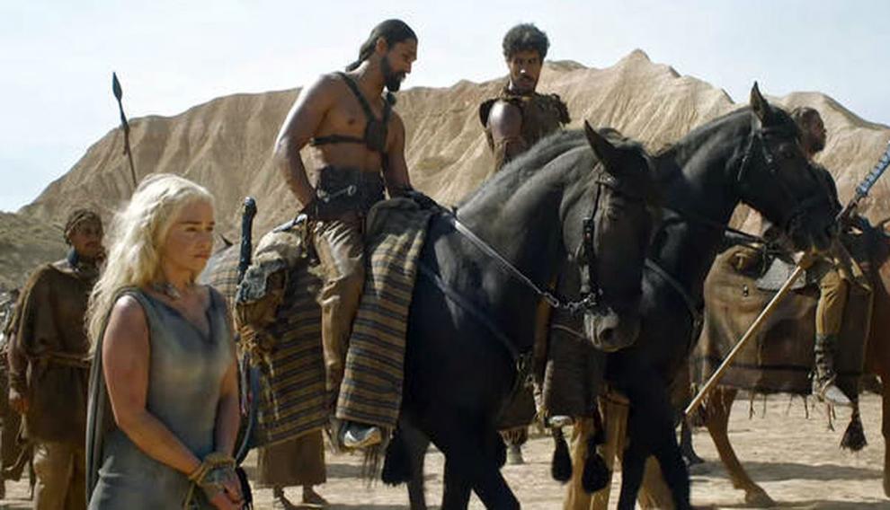 Fotograma con el paso de la madre de dragones en el entorno de Bardenas Reales