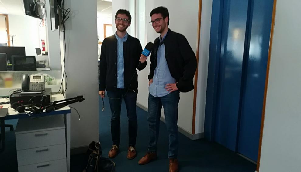 Crónica a pie de urna: los "gemelos" Alejandro Santos y Mariano Millán hacen seguimietno de las elecciónes generales en Zaragoza