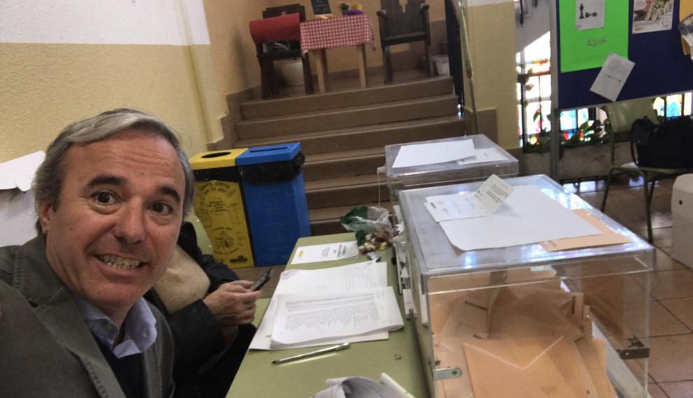 El candidato del PP a la alcaldía, Jorge Azcón, ha ejercido de presidente de mesa.