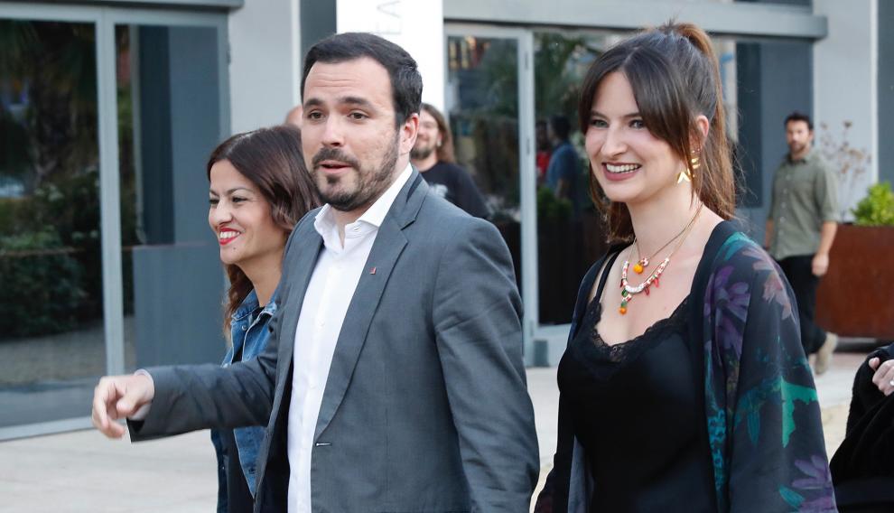 El coordinador de IU y candidato al Congreso por Unidas Podemos, Alberto Garzón, acompañado por su mujer, a su llegada al Hotel Goya de Madrid.