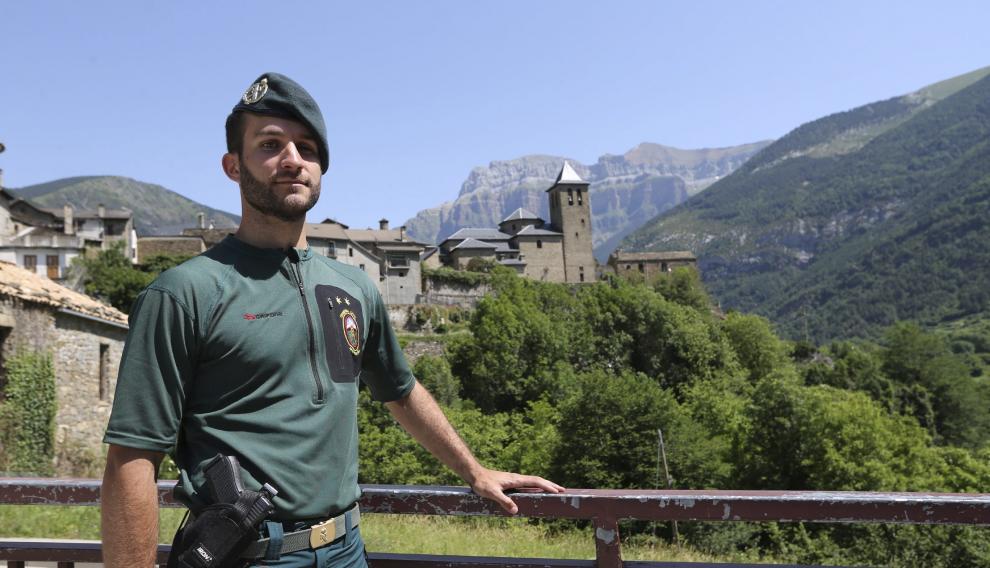 El teniente Santiago Gómez, jefe del Greim en Aragón y Navarra.