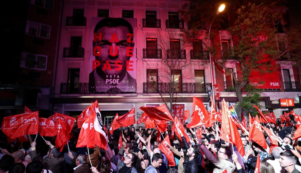 Los votantes socialistas esperan el anuncio de los resultados electorales en Madrid.