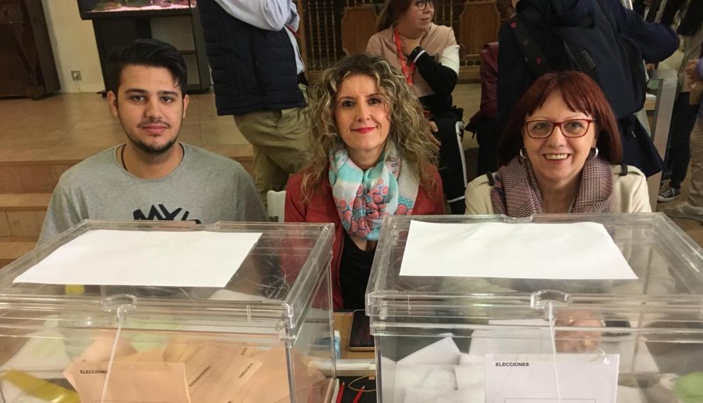 Mapi Laborda, miembro de mesa electoral por cuarta vez, junto a sus compañeros en las elecciones de hoy.