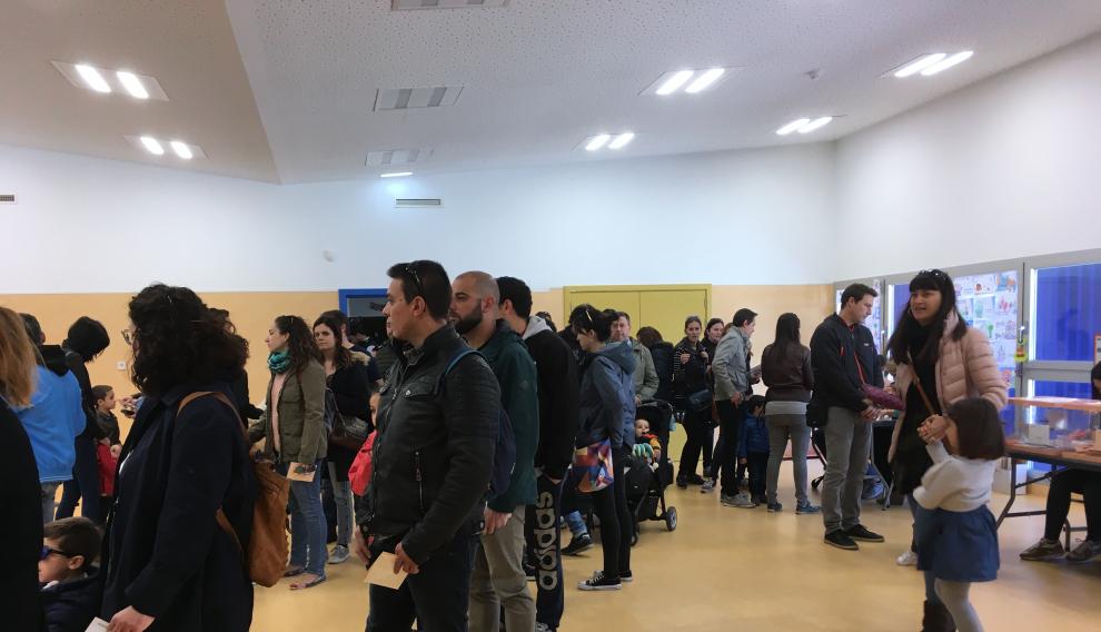 Vecinos de Parque Venecia votando por primera vez en su propio colegio.