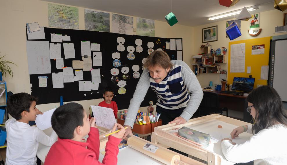 Alberto Toro con sus alumnos en la escuela de Pitarque del CRA Alto Maestrazgo de Teruel