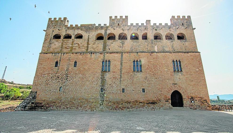 El castillo se ubica en lo alto del pueblo.