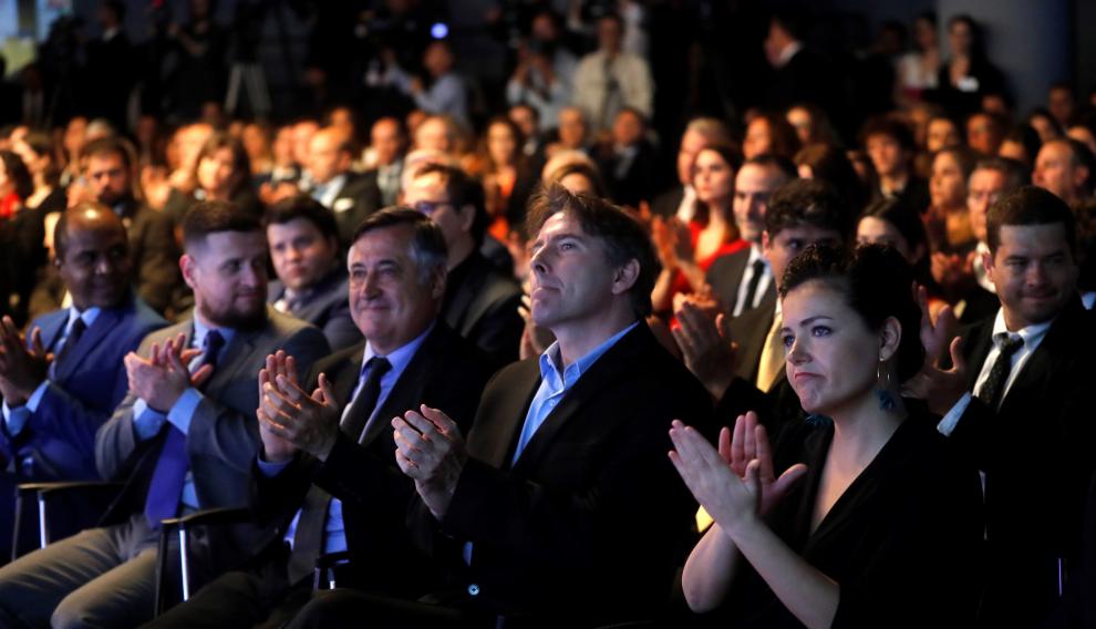 Los periodistas galardonados, Gervasio Sánchez, Conchi Cejudo y Javier del Pino, aplauden durante la ceremonia de entrega de Premios de Periodismo Rey de España.