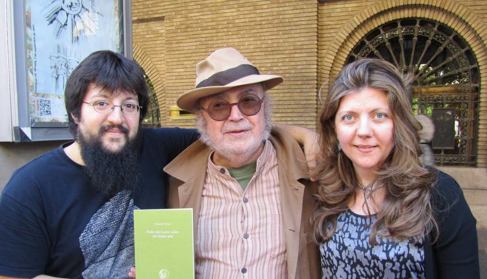 Los editores Reyes y David, con su autor Roberto Malo en el centro.