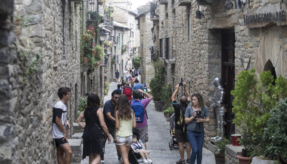 Los turistas extranjeros valoran la riqueza del patrimonio histórico y cultural español.