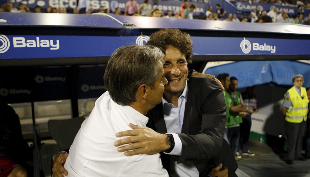 Idiakez y Natxo González, entrenadores del Real Zaragoza y Deportivo de La Coruña en septiembre cuando se enfrentaron esta misma campaña los dos equipos en La Romareda, se saludan antes de empezar aquel partido.