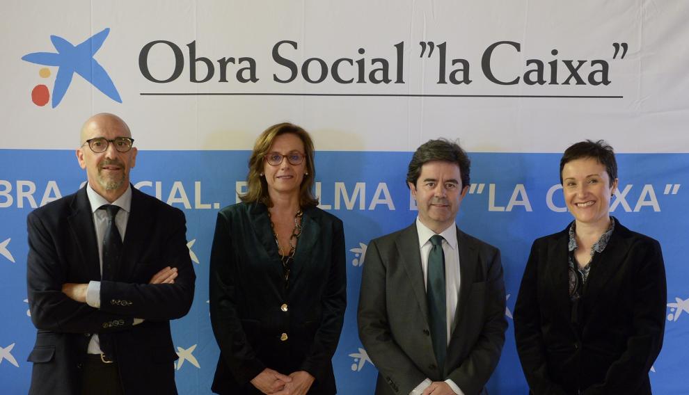 De izda. a dcha, Javier Muñoz responsable de acción social de CaixaBank en Aragón y La Rioja, Cristina González, directora territorial de CaixaBank, Luis Felipe, alcalde de Huesca, e Isabel Baquedano, directora de área de negocio en el Alto Aragón.
