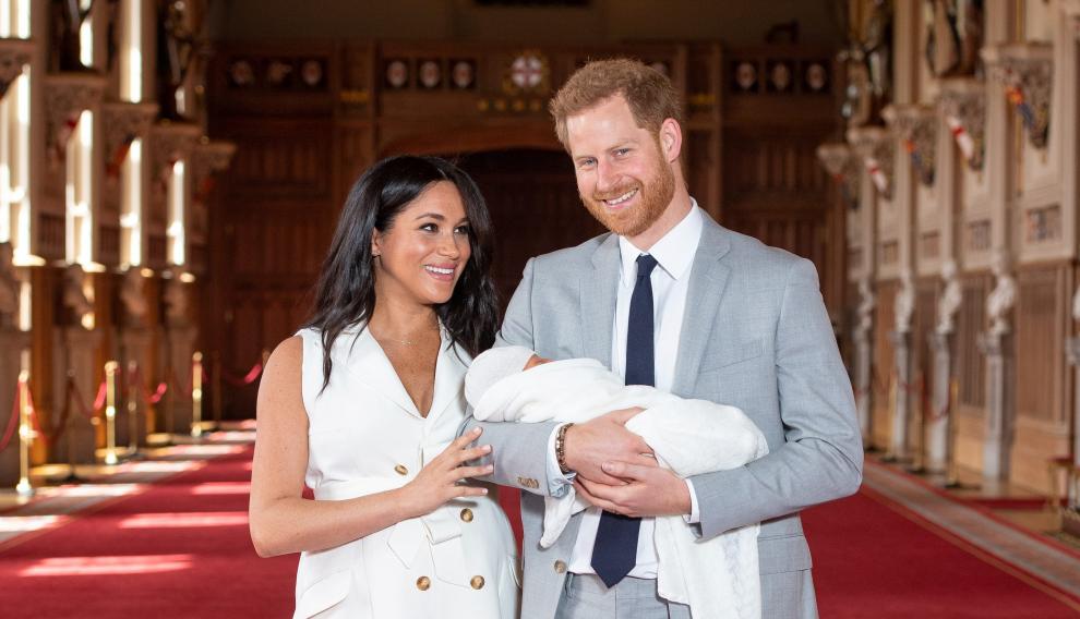 El príncipe Harry y Meghan presentan a bebé Sussex en sociedad.