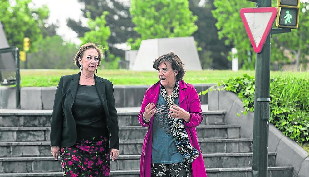 Verónica Lope (izda.) e Inés Ayala conversan en Zaragoza.
