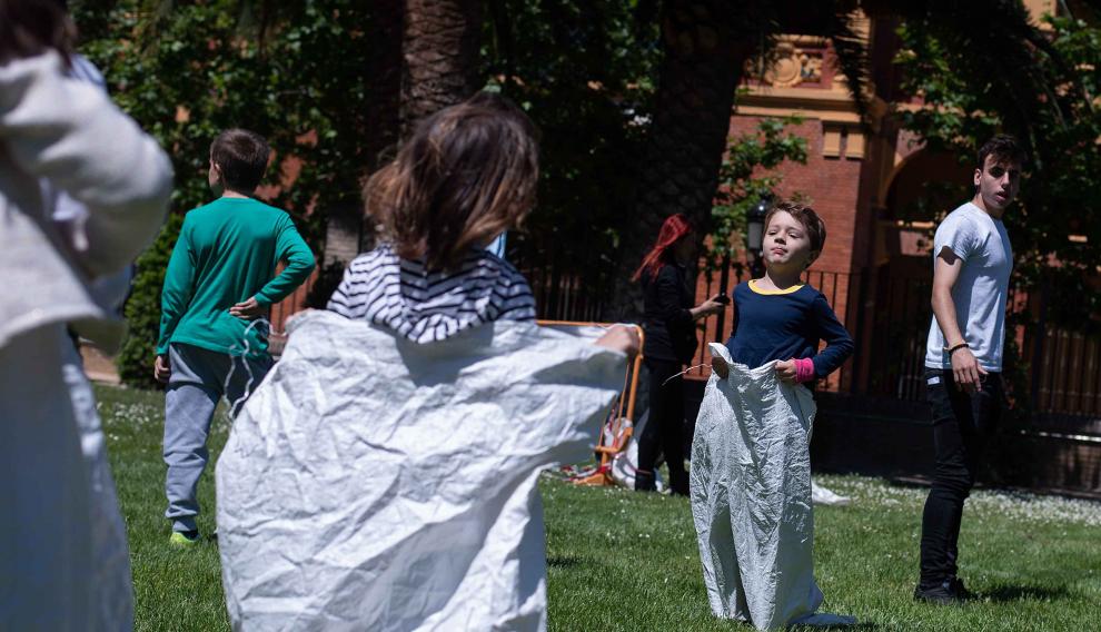 Una de las actividades fue la de las carreras de sacos.