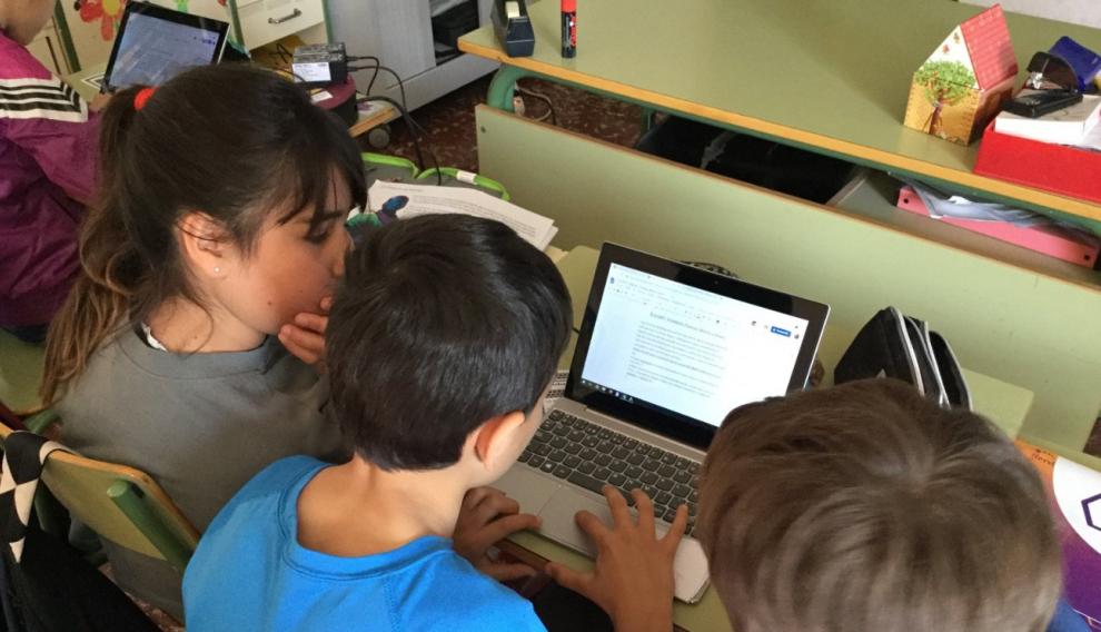 Los alumnos de la escuela de Laspuña, en pleno trabajo de edición