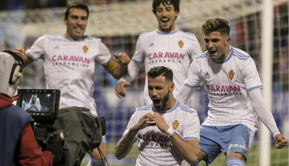 Enero, La Romareda. Álvaro Vázquez termina su celebración del 2-0 al Oviedo, con Zapater, Delmás y Guti acudiendo a compartir la alegría por un taconazo-espuela magnífica a la salida de un córner.