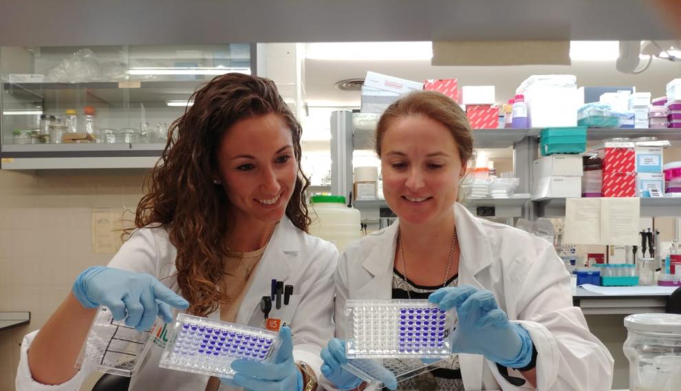 Patricia Sancho con otra investigadora en el laboratorio del IIS Aragón.