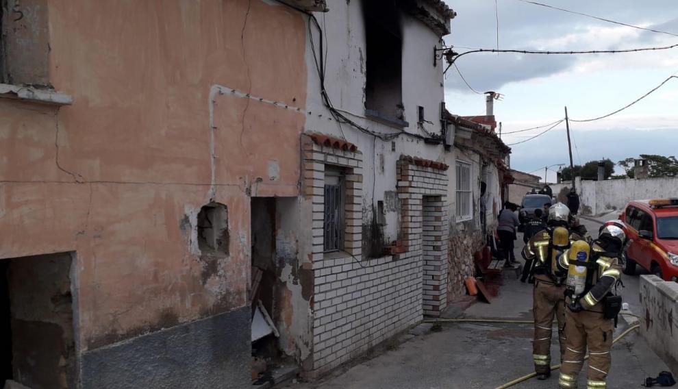 Los Bomberos de la Diputación de Zaragoza han acudido a sofocar el fuego.