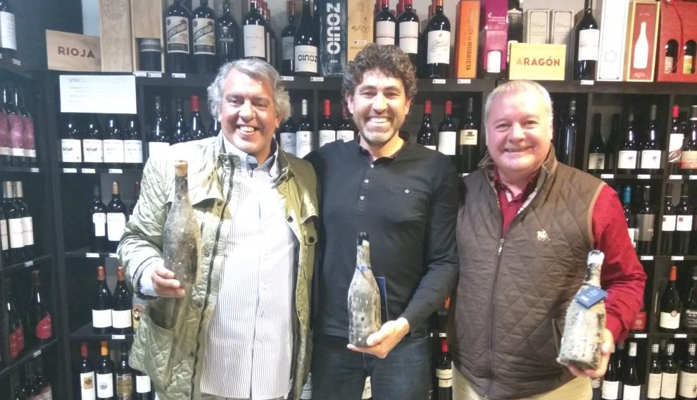 Francesc Ricart, Álex Ascaso y Miguel Ángel Hierro, en la cata de vinos submarinos.