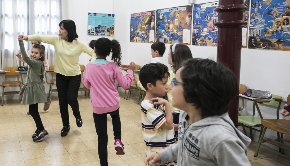 Isabel Zamora, directora del CEIP Gascón y Marín de Zaragoza, en plena clase de Música con sus alumnos de primaria