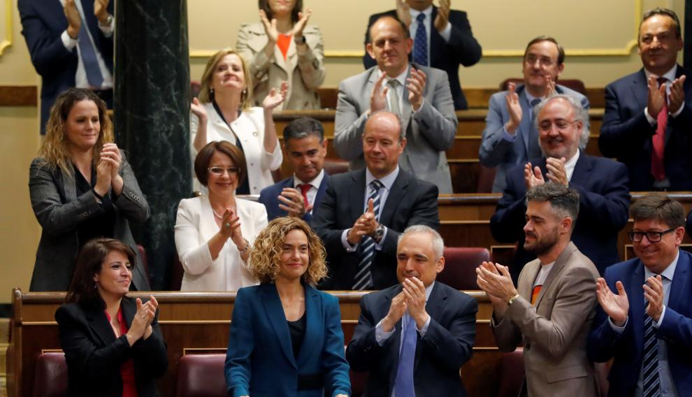 La socialista Meritxell Batet es aplaudida tras ser elegida presidenta del Congreso de los Diputados.