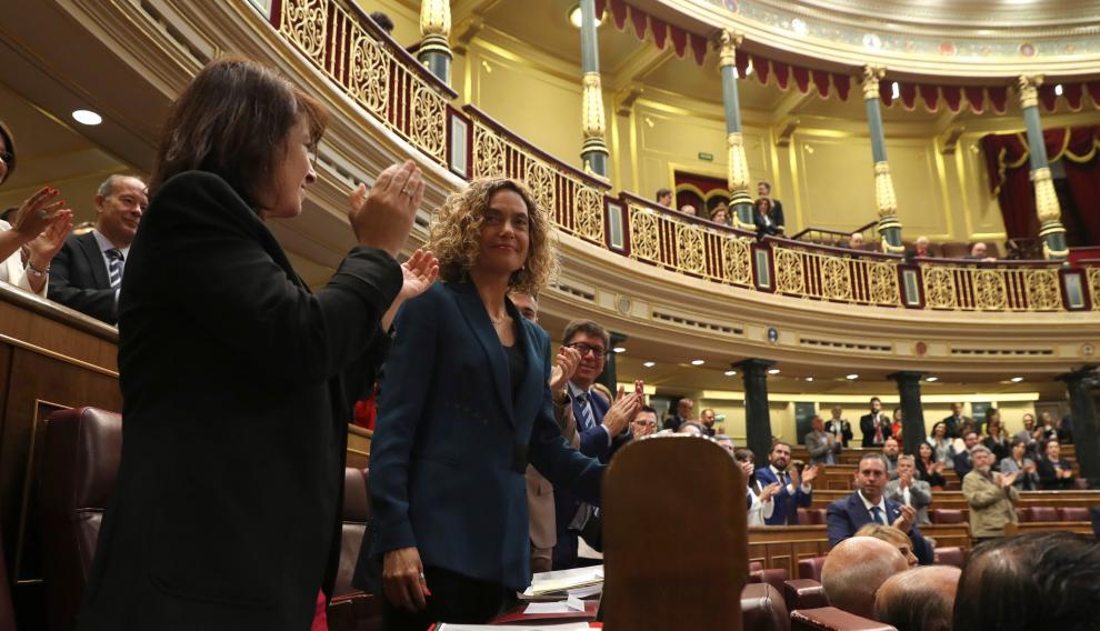 Meritxell Batet recibe un aplauso de la Cámara