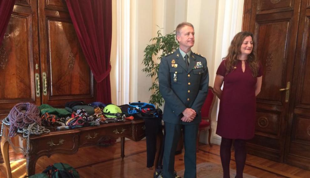 El teniente coronel de la Guardia Civil y la subdelegada del Gobierno en la presentación del balance de rescates de invierno.