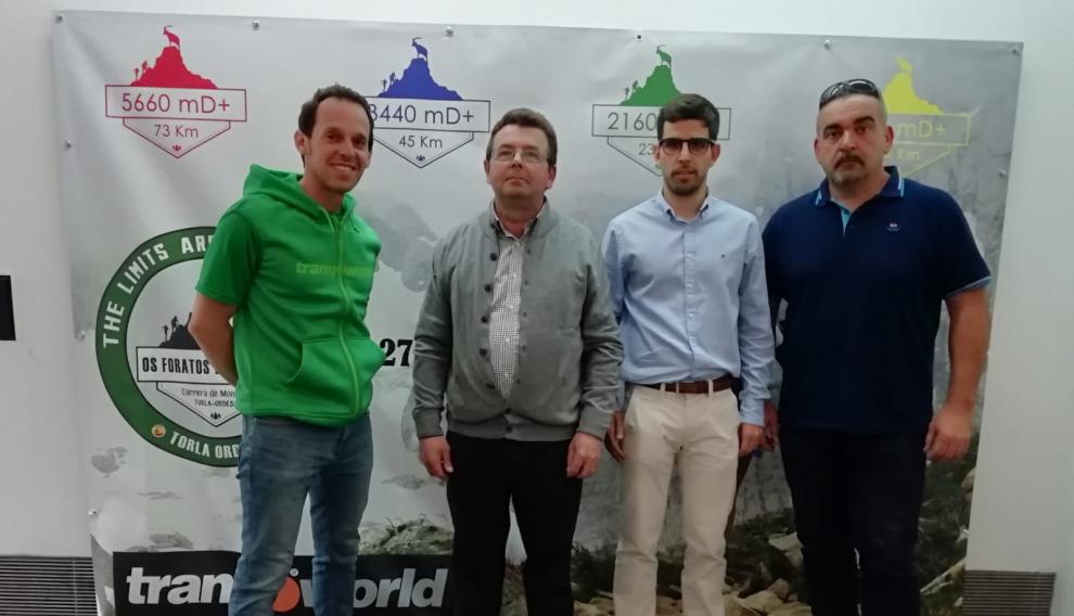 El director del evento, Sergio Morales, junto al alcalde de Torla y el resto de organizadores de Os Foratos de Lomenas.