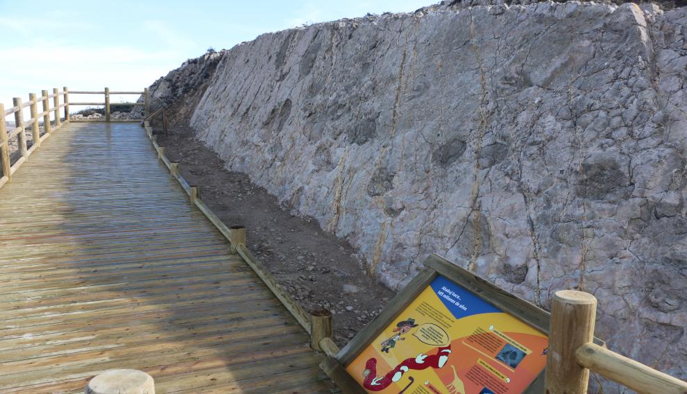 El yacimiento de icnitas de Ababuj ha sido acondicionado para su visita con una pasarela y un mirador accesibles.