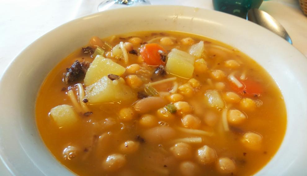 Olla montañesa que preparan en el restaurante del hotel Ésera, en Santaliestra.