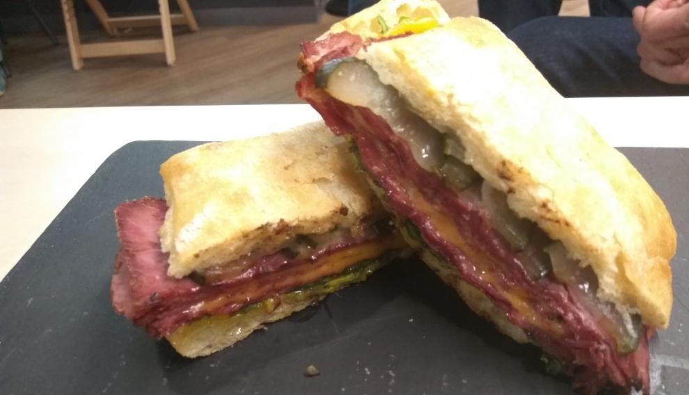 Pastrami con mostaza antigua, queso cheddar y pepino encurtido.