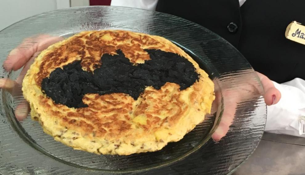 Tortilla de patatas con el escudo de Batman