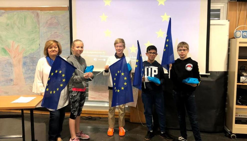 Loreto Usero, responsable del Centro de Documentación Europea de la Universidad de Zaragoza, entregó a los escolares banderas de la UE