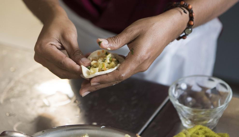 Monjes budistas acercan la cocina tibetana a Zaragoza