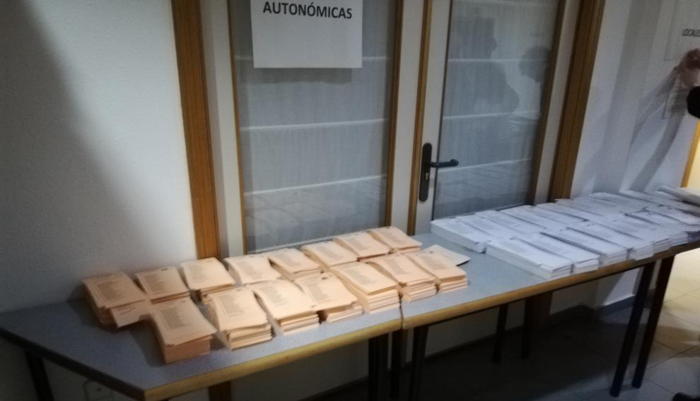 Las papeletas se han ubicado en las mesas -y no en cabinas- en algunos colegios electorales, donde se han registrado quejas por motivos de "privacidad".
